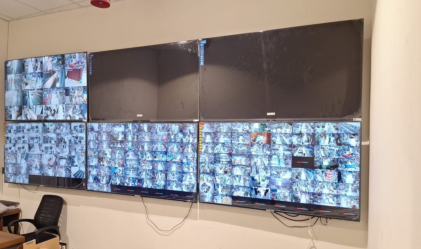 شاشة عرض كاميرات المراقبة — CCTV Monitoring Wall